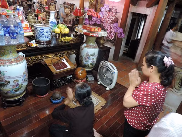 Những người dân ở xã Chàng Sơn cũng cho rằng, bát hương cổ, tượng cổ của chùa không cánh mà bay cũng vì lý do đã bị bán mất. (Người dân khấn vái bên bát hương mới mà sư Phượng mang về thay cho các bát hương cổ bằng đất).