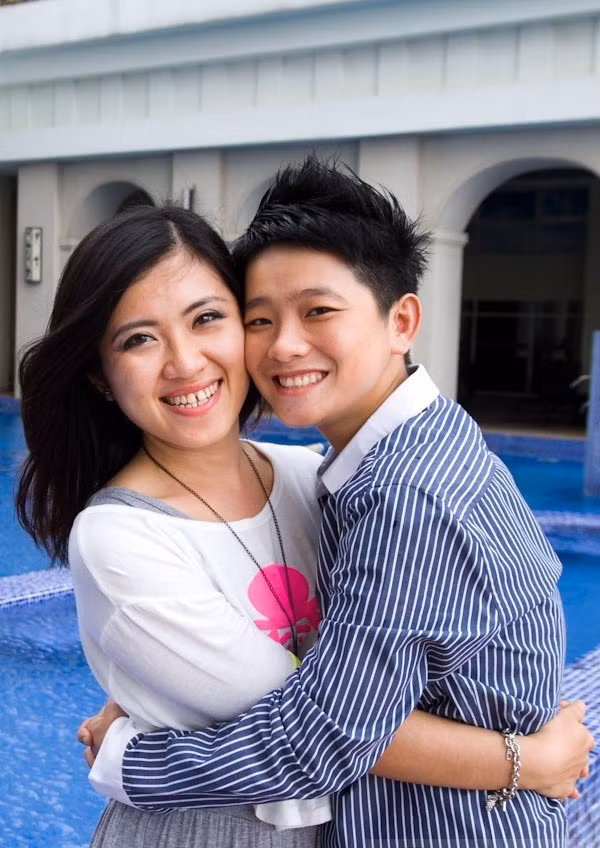 Mạnh mẽ trải qua những thăng trầm trong cuộc sống để có thể bên cạnh nhau một cách trọn vẹn. 12 năm yêu nhau là khoảng thời gian đáng nhớ của cặp đôi đồng tính nữ Ái Linh (sinh năm 1979) và Thanh Phương (1982).