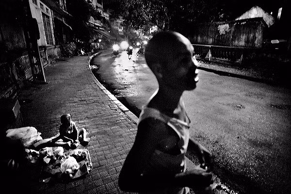 Đó là một bài học lớn về quan điểm cho tôi. Từ đó, tôi đã say mê tình mẹ con của họ. Tôi đã theo họ mỗi ngày trong hai tuần, chứng kiến tình cảm mẹ con, nhu cầu đơn sơ, và niềm hy vọng ngập tràn của họ.