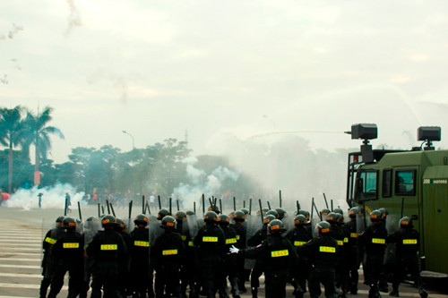 Lực lượng cảnh sát cơ động, cảnh sát đặc nhiệm dùng xe đặc chủng trấn áp đám đông bạo loạn