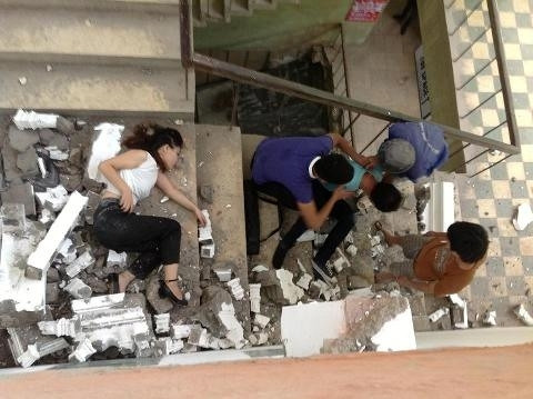 Một vụ tai nạn ngã từ lan can cơi nới của Studio Y tại khu nhà A ở Zone 9.