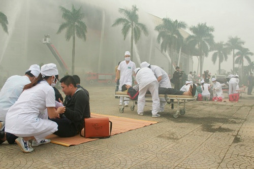 Lực lượng y tế có mặt để chăm sóc các nạn nhân bị thương