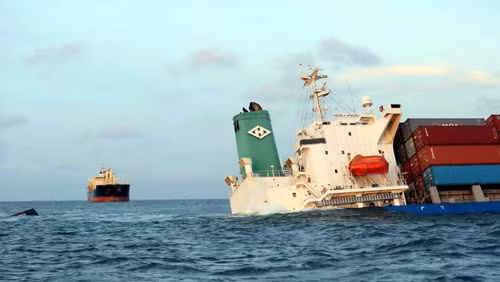 Theo Cảng vụ Hàng hải Vũng Tàu, hai tàu va chạm xảy ra tại khu vực gần phao số 2, luồng Vũng Tàu - Thị Vải. Tai nạn làm tàu Heung a Dragon bị thủng, nghiêng trên bãi cạn. Trong ảnh là tàu Eleni (phía xa) và tàu container Heung a Dragon sau vụ tai nạn.