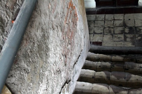 Bậc lên cầu thang sứt sẹo, chỗ lồi chỗ lòm khiến cho việc đi lại của người dân sống trong khu tập thể này gặp nhiều khó khăn.