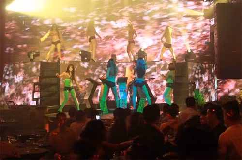 Một cảnh "bình thường" trong vũ trường Next Top.