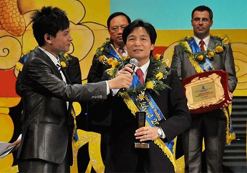 Ông Vũ Đức Đam trong một buổi lễ vinh danh và nhận giải thưởng Sao Khuê duy nhất dành cho cá nhân năm 2010 khi ông còn đương chức Bí thư tỉnh ủy kiêm Chủ tịch UBND tỉnh Quảng Ninh. Ảnh: Bưu điện VN.