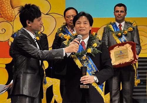 Ông Vũ Đức Đam trong một buổi lễ vinh danh và nhận giải thưởng Sao Khuê duy nhất dành cho cá nhân năm 2010 khi ông còn đương chức Bí thư tỉnh ủy kiêm Chủ tịch UBND tỉnh Quảng Ninh. Ảnh: Bưu điện VN.