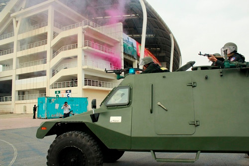 Xe giáp và lực lượng đặc nhiệm tiếp cận hiện trường