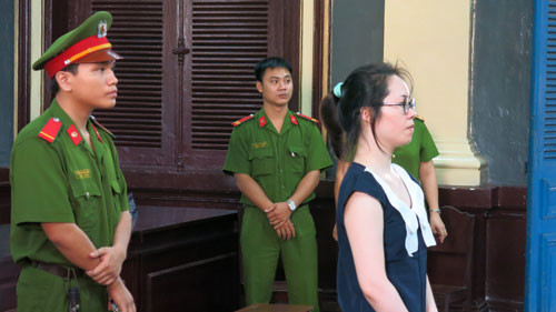 Đối tượng tuồn ma túy đá vào Việt Nam - Zhou Bing Xue hầu tòa.