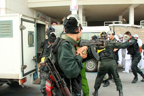 Bắt giữ các đối tượng khủng bố