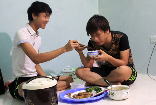 Chuyện tình của cặp đồng tính nam Cường và Châu cũng không kém phần cảm động. Cường là nhân viên của một tổ chức phi Chính phủ ở Nghệ An. Cứ cuối tuần Cường lại bắt xe ra Hà Nội thăm Châu, trong căn hộ thuê ở Hoàng Mai. Hiện cặp đôi này rất mong muốn pháp luật và xã hội thừa nhận hôn nhân đồng giới để cuộc sống dễ thở hơn.