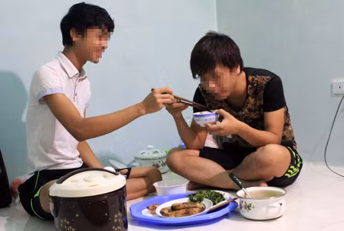 Chuyện tình của cặp đồng tính nam Cường và Châu cũng không kém phần cảm động. Cường là nhân viên của một tổ chức phi Chính phủ ở Nghệ An. Cứ cuối tuần Cường lại bắt xe ra Hà Nội thăm Châu, trong căn hộ thuê ở Hoàng Mai. Hiện cặp đôi này rất mong muốn pháp luật và xã hội thừa nhận hôn nhân đồng giới để cuộc sống dễ thở hơn.