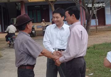 Ông Vũ Đức Đam (áo trắng) trong chuyến đi thị sát chất lượng dịch vụ viễn thông, bưu chính tại huyện Minh Hóa, tỉnh Quảng Bình năm 2008 khi còn là Thứ trưởng Bộ TT&amp;TT. Ảnh: Website Bộ TT&amp;TT.