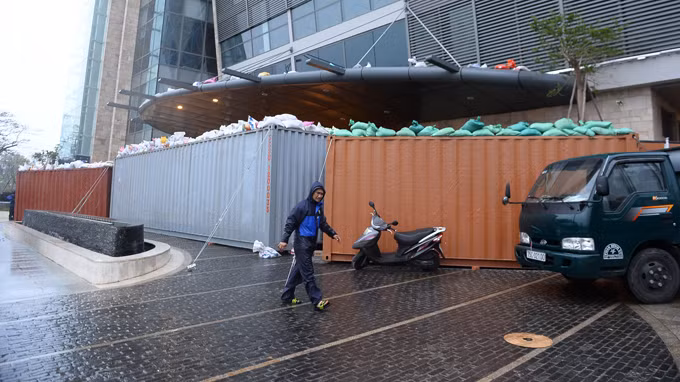 Cả thành phố Đà Nẵng hầm hập như chuẩn bị chiến tranh khi hàng loạt container được nhiều khách sạn thuê đưa về làm vật chắn bão. Ảnh: Tuổi Trẻ.