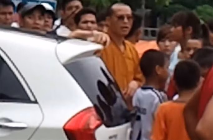 Bà Dịu (thôn 7, xã Chàng Sơn) bức xúc cho biết: “Mỗi một người chết nếu muốn đưa vào chùa đều phải trả phí cho nhà sư này khoảng 5, 6 triệu. Nếu không có tiền ấy, sư tỏ ra rất khó chịu và không ít lần nói những lời thiếu văn hóa”. (Trong ảnh, hình ảnh sư Phượng hành hung người rồi cãi nhau, phân bua với người dân vào hồi 10h27 ngày 11/07/2013 tại gần Phòng khám đa khoa Việt Pháp trên đường tỉnh lộ 80 thuộc địa phận xã Bình Phú, gần cổng trường Phùng Khắc Khoan do dân xã Chàng Sơn cung cấp).