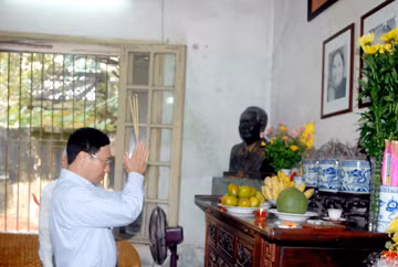 Bộ trưởng Ngoại giao Phạm Bình Minh thắp hương tưởng niệm đồng chí Xuân Thủy tại Nhà lưu niệm gia đình ở số 11 Điện Biên Phủ, Ba Đình, Hà Nội nhân dịp kỷ niệm 100 năm ngày sinh của đồng chí Xuân Thủy vào ngày 2/9/2012. Ảnh: Thế giới &amp; Việt Nam.