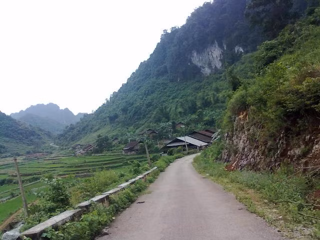 Bản Lũng Táo yên bình dưới chân hồ Thang Hen.