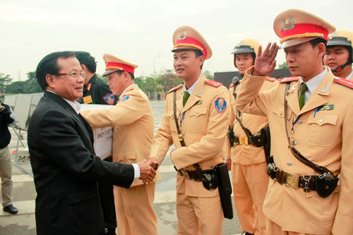 Ông Phạm Quang Nghị, Ủy viên Bộ Chính trị, Bí thư Thành ủy Hà Nội bắt tay chúc mừng các lực lượng công an tham gia diễn tập thành công.