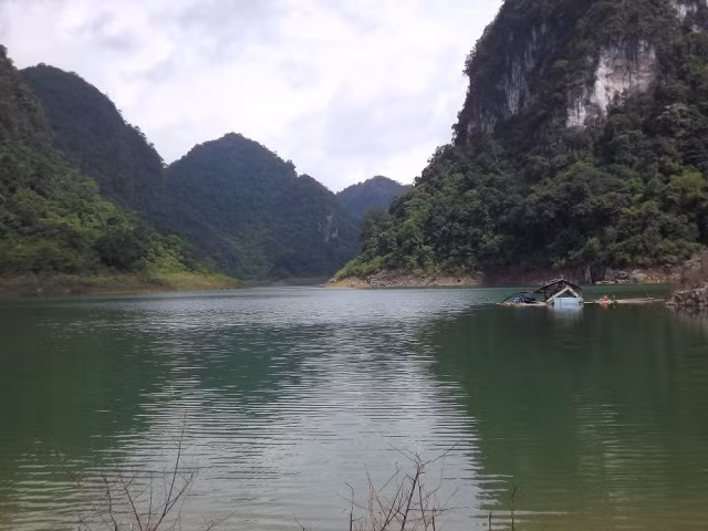 H ồ Thang Hen có sức chứa hàng nghìn khối nước nhưng cứ theo chu kỳ một năm lại cạn một lần