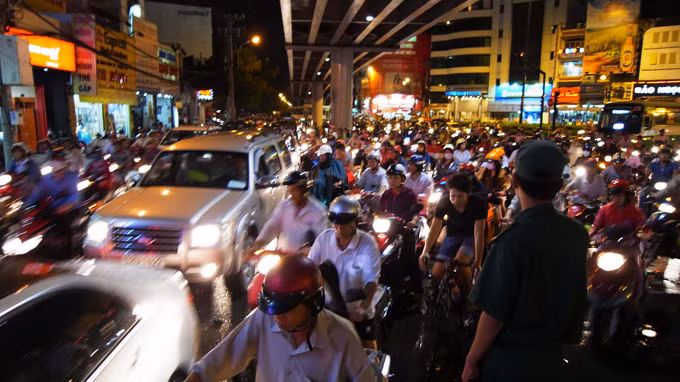 Phó thủ tướng Nguyễn Xuân Phúc chỉ đạo tiếp tục xây dựng đề án, lộ trình hạn chế xe cá nhân ở các đô thị lớn.