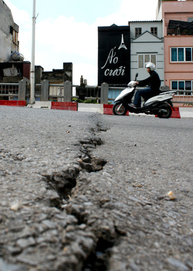 Từ giữa tháng 5/2013, cầu Vĩnh Tuy (Hà Nội) - cây cầu rộng nhất Việt Nam, đã xuất hiện nhiều vết sụt, nứt ở phía đầu nam hướng về đường Minh Khai và Trần Nhật Duật. Ảnh: An Ninh Thủ Đô.