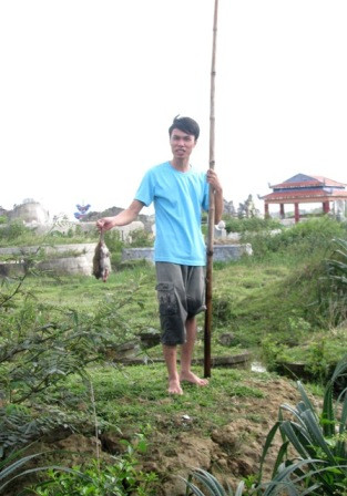 Anh Lê Hưng (Huế) với những chú chuột về làm thức ăn trong ngày lũ. Ảnh: Báo Thừa Thiên Huế.