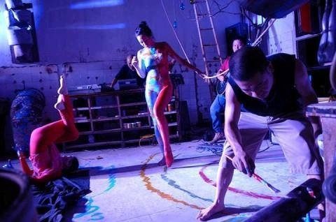 Đây có lẽ là khu vực quy tụ "đủ món ăn chơi”, từ café, bar pub, quán ăn tới cửa hàng quần áo, studio chụp ảnh… Vì vậy, người ta gọi Zone 9 với cái tên mĩ miều: “Hợp tác xã nghệ sĩ, tổ hợp không gian nghệ thuật – đào tạo – ăn chơi.”