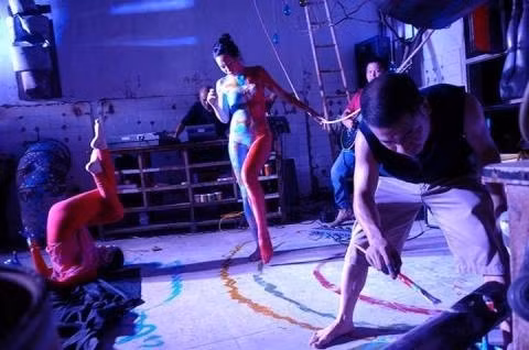 Đây có lẽ là khu vực quy tụ "đủ món ăn chơi”, từ café, bar pub, quán ăn tới cửa hàng quần áo, studio chụp ảnh… Vì vậy, người ta gọi Zone 9 với cái tên mĩ miều: “Hợp tác xã nghệ sĩ, tổ hợp không gian nghệ thuật – đào tạo – ăn chơi.”