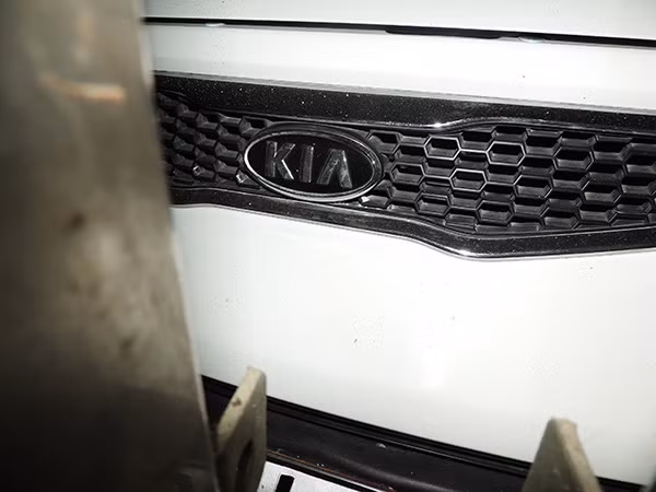 Sau khi rời khỏi chùa từ hôm mùng 5/11, sư Thích Minh Phượng vẫn để lại trong gara của mình (xây trong khuôn viên chùa, cạnh cổng ra vào) chiếc ô tô hiệu KIA Morning. Một chiếc xe thế này có giá khoảng hơn 400 triệu đồng.