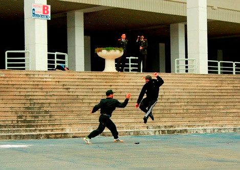 Cảnh sát đặc nhiệm chiến đấu với đối tượng khủng bố