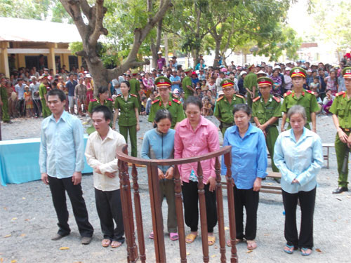 Một đường dây bán "cô dâu Việt" sang Trung Quốc bị xét xử tại Tây Ninh hôm 28/5/2013.