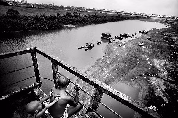 Ngày hôm ấy tôi đã đi theo hai mẹ con, qua cầu và xuống chỗ họ tắm dưới sông Hồng, chứng kiến cảnh hai mẹ con chăm sóc cho nhau. Tối về, sau cả ngày với hai mẹ con Mùi Phả, lòng tôi cảm thấy cái gì khang khác.