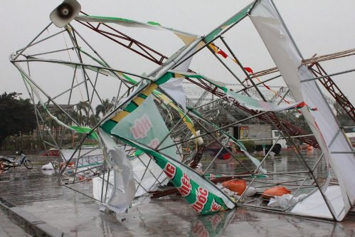 ... khung gãy gập, sụp đổ vì gió mạnh. Ảnh: Lao Động.