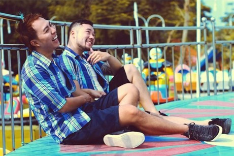 Chuyện tình của c ặp đôi đồng tính nam người Sài Gòn Thương và Cường có lẽ khiến không ít người ghen tị. Cuối năm 2012, bộ ảnh cưới của cặp đôi này đã làm các đôi uyên ương phải thốt lên ngưỡng mộ...