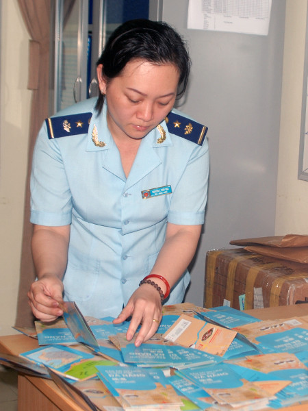 257 tờ gấp bản đồ không có Hoàng Sa, Trường Sa của du khách Trung Quốc bị hải quan Đà Nẵng bắt giữ.