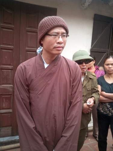 Sư Thích Minh Phượng tại chùa Chân Long sáng 15/11 (Ảnh do người dân cung cấp).