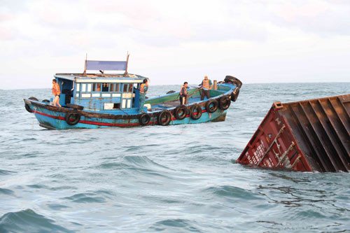 Ước tính có khoảng 60 container rơi xuống biển và trôi nổi, có cái đã chìm. Hàng chục phương tiện thủy được Cảng vụ Hàng hải Vũng Tàu và Bộ đội Biên phòng tỉnh Bà Rịa-Vũng Tàu huy động để tìm kiếm, thu gom container đang trôi nổi.
