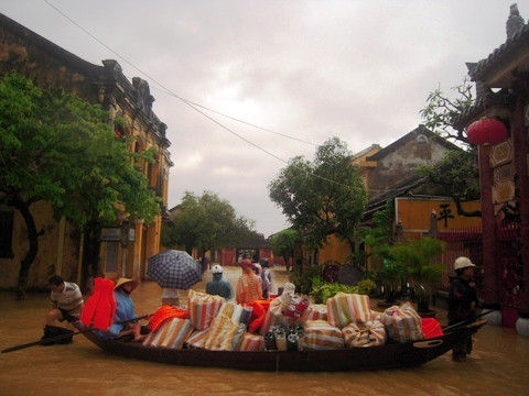 Người dân đô thị cổ đang di chuyển,sơ tán đến vùng an toàn.