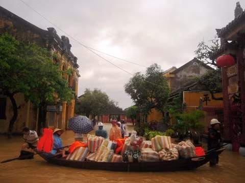 Người dân đô thị cổ đang di chuyển,sơ tán đến vùng an toàn.