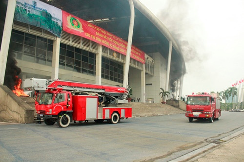 Lực lượng PCCC tiếp cận hiện trường dập tắt đám cháy