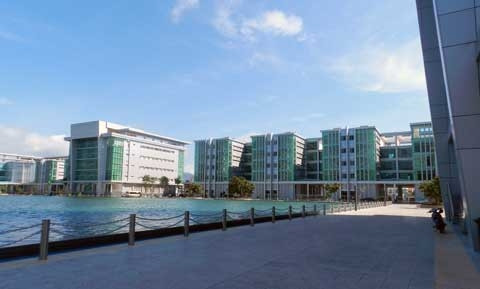 Cả trung tâm như một quần thể cung điện hoành tráng bên hồ. Cả trung tâm như một quần thể cung điện hoành tráng bên hồ.