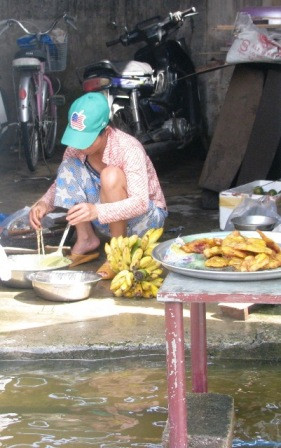 Sẵn bếp, chỉ cần kê thêm chiếc bàn là có ngay món bánh rán lót lòng người đi đường. Ảnh: Báo Nghệ An.