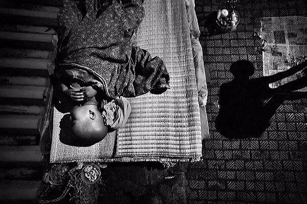 Mỗi đêm, Mùi và Phả ngủ bên đường, gần nhà ga Long Biên. Con đã ngủ, nhưng Mùi luôn thức khuya, thường đến nửa đêm, để dọn sạch tờ báo dùng làm mâm cho mỗi bữa tối của hai mẹ con.