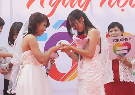 Vượt qua nhiều áp lực, cuối cùng Linh và Hằng cũng được công khai về sống chung với nhau.