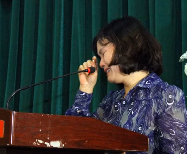 Bà Phan Thị Bích Hằng khóc nức tại buổi hội thảo.