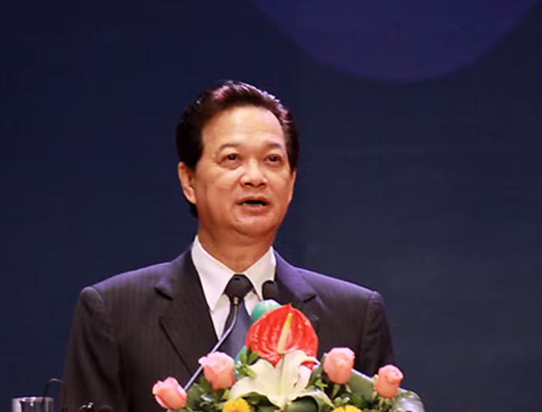 Thủ tướng Chính phủ Nguyễn Tấn Dũng đọc báo cáo về tình hình kinh tế - xã hội 9 tháng đầu năm 2013.