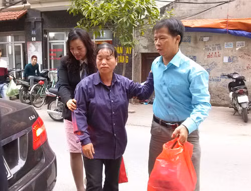 Ong Nguyen Thanh Chan va vo xuong Ha Noi gap luat su