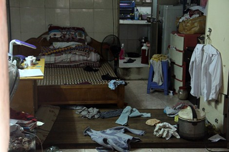 Những căn hộ chật chội, nằm ngay bên lòng hẻm khi trời mưa có thể bị ngập bất cứ lúc nào.