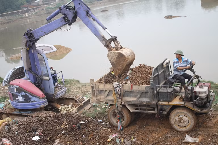 Ông Lê Đình Ly - trưởng thôn Cấn Thượng đã trực tiếp chỉ đạo việc thu dọn vỏ ốc, bức xúc: “Đúng là kẻ ăn ốc người đổ vỏ. Xã, thôn và người dân nơi đây phải đã phải rất vất vả để thu dọn. Hầu hết chi phí dọn dẹp là do thôn đứng ra. Phải thuê máy múc và công nông chở vỏ đến 400.000 đồng/h.
