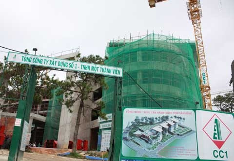 Thế nhưng tòa nhà đấy dường như vẫn chưa đủ, nên tỉnh Lâm Đồng đang xây dựng Trung tâm hành chính tỉnh trên diện tích 56.000m2 (trên diện tích đất 3,5ha) thuộc đường Trần Phú (thành phố Đà Lạt), tập trung toàn bộ sở - ngành tỉnh Lâm Đồng, dự kiến bàn giao quý I/2014. Tổng vốn đầu tư là 1.014 tỉ đồng. Thế nhưng tòa nhà đấy dường như vẫn chưa đủ, nên tỉnh Lâm Đồng đang xây dựng Trung tâm hành chính tỉnh trên diện tích 56.000m2 (trên diện tích đất 3,5ha) thuộc đường Trần Phú (thành phố Đà Lạt), tập trung toàn bộ sở - ngành tỉnh Lâm Đồng, dự kiến bàn giao quý I/2014. Tổng vốn đầu tư là 1.014 tỉ đồng.